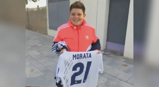 Este niño posa feliz con la camiseta de su ídolo