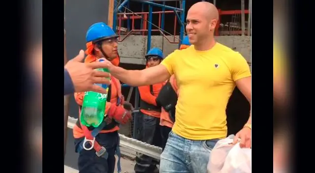 Puso de su bolsillo para compartir con trabajadores