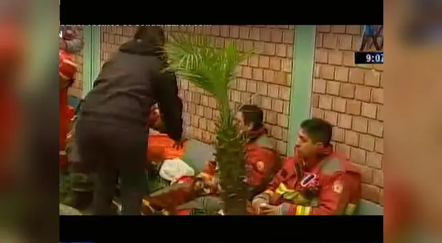 Vecinos de el Agustino llevaron alimentos para bomberos 