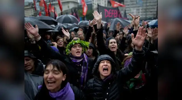 Miles de personas marcharon vestidas de negro