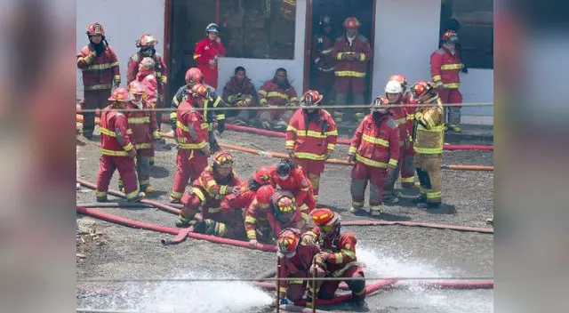 Los bomberos tienen que luchar contra el fuego y contra el olvido del Estado Los bomberos tienen que luchar contra el fuego y contra el olvido del Estado