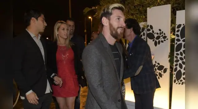 Van llegando los invitados de Suárez, en primer plano Messi. FOTO: EFE