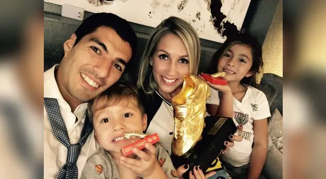 Luis Suárez posa contento con sus esposa e hijos. FOTO: EFE