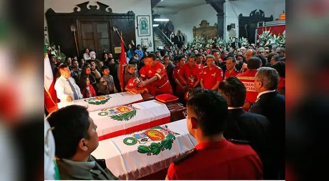 los héroes de rojo están siendo sepultados en Huachipa los héroes de rojo están siendo sepultados en Huachipa