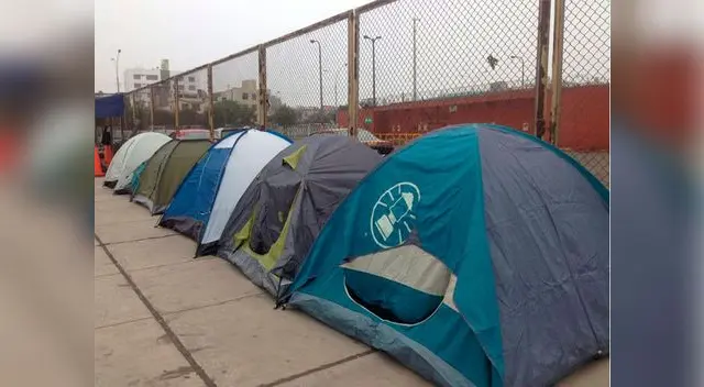 No les importa sufrir frío o calor, todo por sus ídolos.