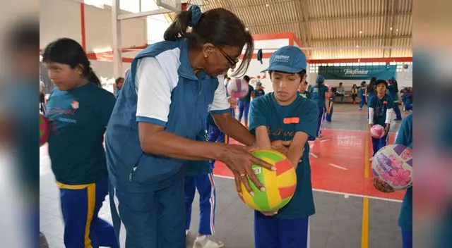 Lucha Fuentes trabaja en la Fundación Telefónica enseñando las técnicas básicas de voleibol