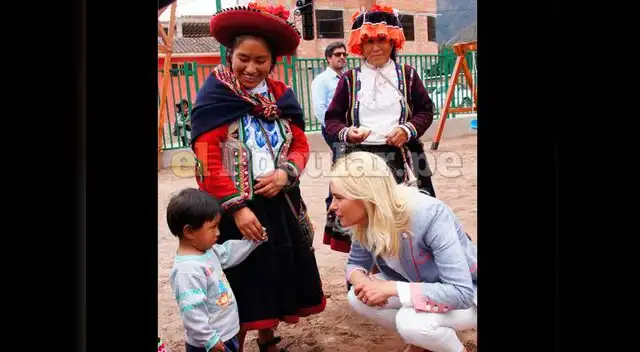 Valeria Mazza con los niños de Urubamba Valeria Mazza con los niños de Urubamba