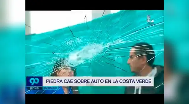 Piedra cae sobre auto y un pasajero resulta herido Piedra cae sobre auto y un pasajero resulta herido