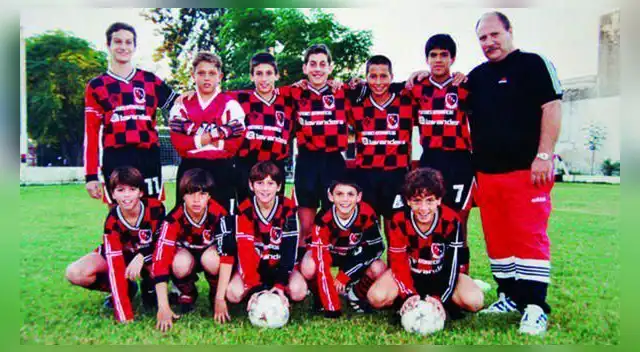 Lionel Messi (tercero abajo) posa con la categoría 87 