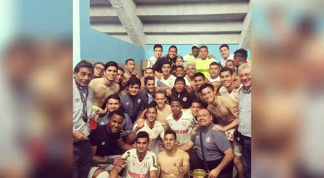 El plantel crema posa tras el triunfo sobre Comerciantes Unidos El plantel crema posa tras el triunfo sobre Comerciantes Unidos