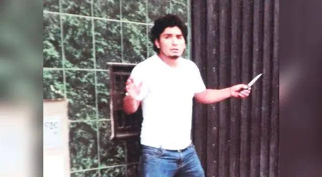 En la imagen se aprecia a uno de los agresores con un cuchillo En la imagen se aprecia a uno de los agresores con un cuchillo