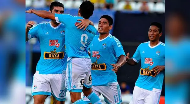 Ifrán ofrece una de sus conquistas a los hinchas de su equipo, acompañado por Bernaola y el lateral Céspedes