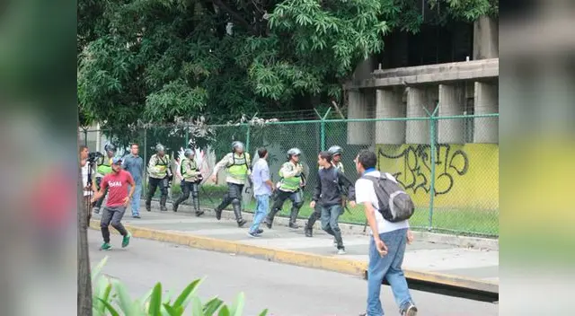 Crisis en Venezuela: miles de estudiantes se enfrentan a la policía en Caracas y otras ciudades