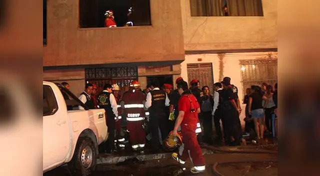 Bomberos en el lugar de los hechos Bomberos en el lugar de los hechos
