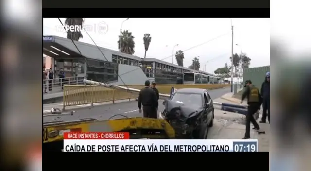 Choque de autos provoca caída de poste que afecto el Metropolitano