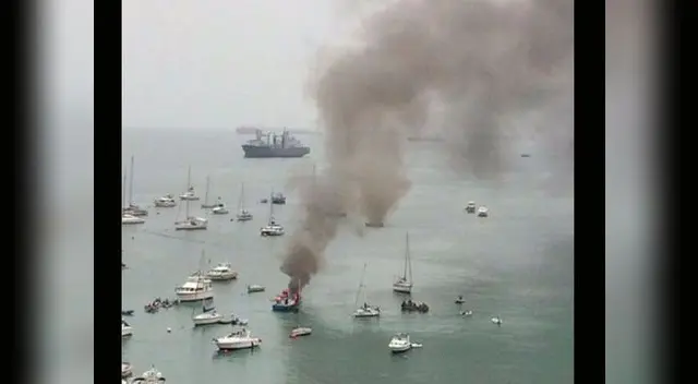 Bomberos del Callao controlan incendio de un yate en La Punta Bomberos del Callao controlan incendio de un yate en La Punta