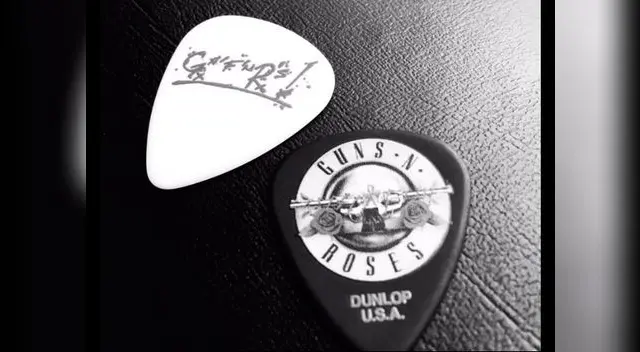 Cientos de fanáticos buscan las púas de guitarra Cientos de fanáticos buscan las púas de guitarra