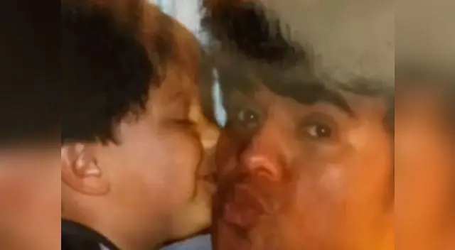 Joao Aguilera y el cantante Juan Gabriel en un momento íntimo