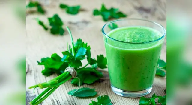 Milagroso jugo de perejil y limón.