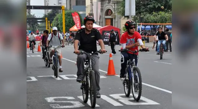 Realizan desfile de moda en bicicletas en el Centro Histórico de Lima