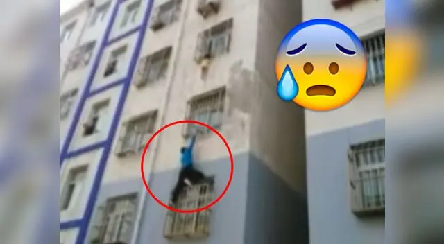  Hombre trepa edificio para rescatar a un niño a punto de caer