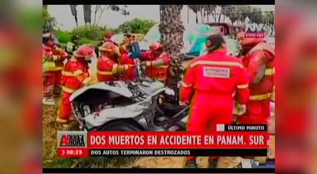 Bomberos en el lugar junto a los autos retorcidos Bomberos en el lugar junto a los autos retorcidos