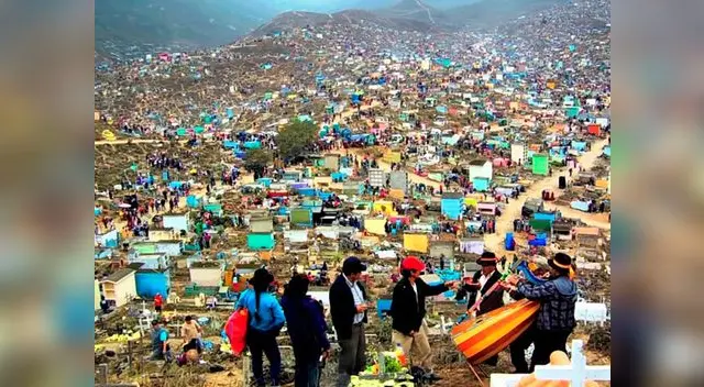 Fiestas, color y bailes en los cementerios