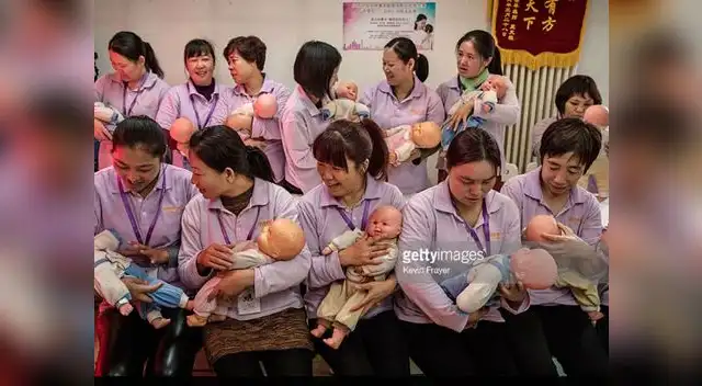 Jovencitas chinas son entrenadas para ser niñeras