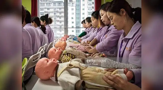 Jovencitas chinas son entrenadas para ser niñeras