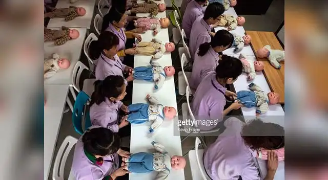 Jovencitas chinas son entrenadas para ser niñeras