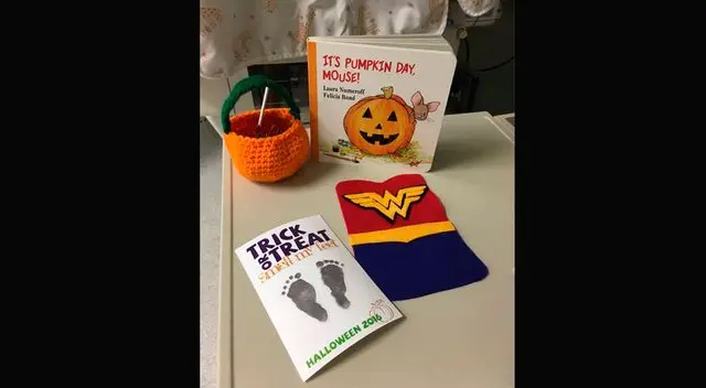 Invitación decía dulce o truco, huele mis pies.