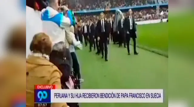 Papa Francisco bendice a una peruana y su hija en emotivo encuentro en Suecia