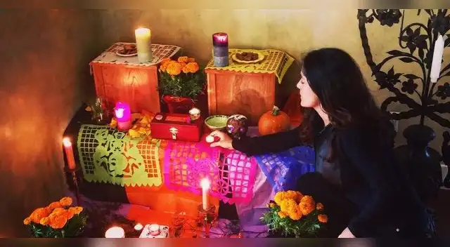 Salma Hayek en el altar para sus animales fallecidos Salma Hayek en el altar para sus animales fallecidos