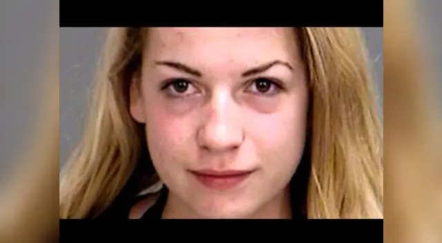 Estudiante se toma selfie en topless mientras maneja y se estrella contra la policía