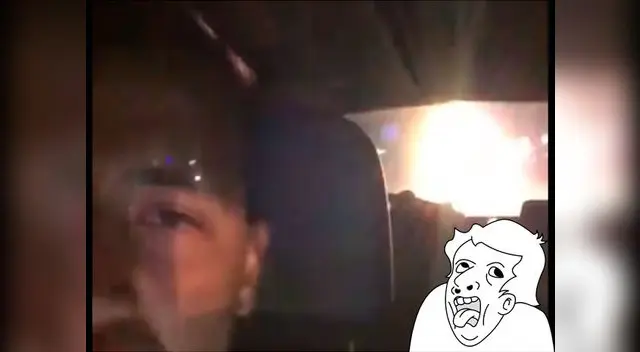 Roba un auto policial y lo transmite en vivo