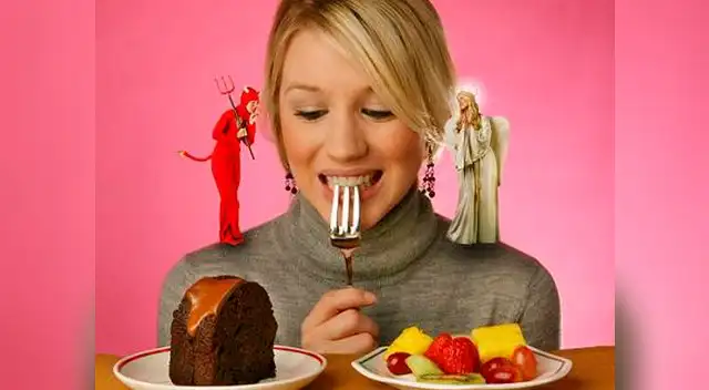 Evita los carbohidratos simples como las galletas, queques y chocolates.