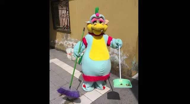 Limpiando con mucha alegría.