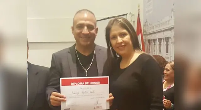 Cantante con la congresista Yenni Vilcatoma