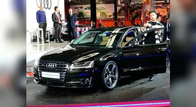 Sergio Ramos con el modelo que eligió y que es el más caro Sergio Ramos con el modelo que eligió y que es el más caro