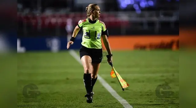 Esta hermosa juez de línea se robó las miradas Esta hermosa juez de línea se robó las miradas