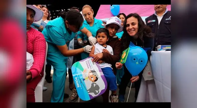 Ministra de Salud durante campaña contra la sarampión y la rubéola Ministra de Salud durante campaña contra la sarampión y la rubéola