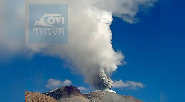 Columna de humo del volcán Sabancaya Columna de humo del volcán Sabancaya