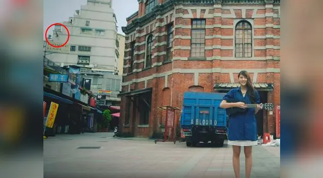 A la cantante y al equipo de producción se le pasó este lamentable hecho