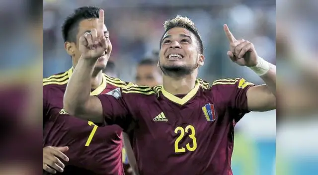 Kouffati celebra el primer gol de su equipo en el arco boliviano