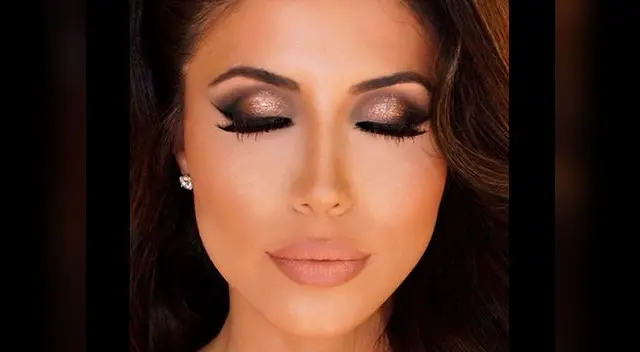 Labial marrón para piel morena.