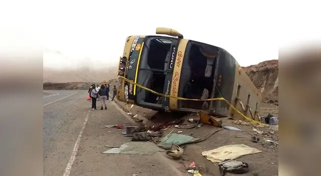 Así quedó el vehículo a un lado de la carretera