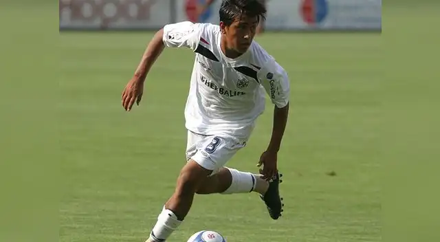 El 2008, cuando tenía 17 años, debutó como profesional con San Martín