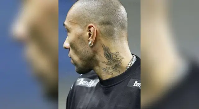 El noruego John Carew quiso tatuarse la frase 'Mi vida, mis reglas' pero el artista se equivocó y puso 'mi vida, mi menstruación'.