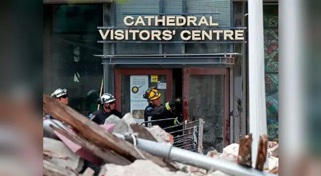 Bomberos buscan entre los escombros