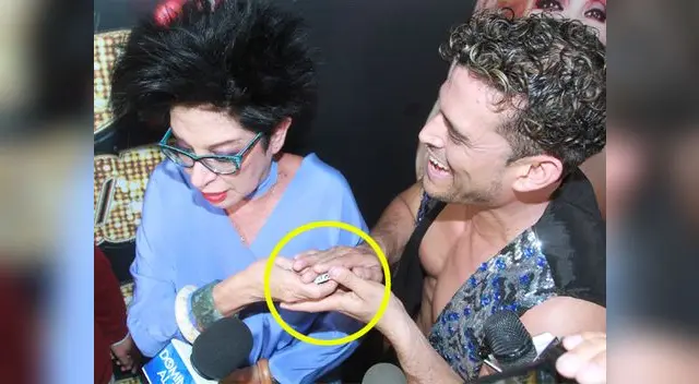 También productora le regaló papel toalla a Christian para que le seque lágrimas de su chica